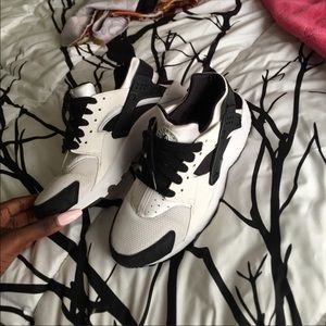6.5 Y Nike black and white huaraches